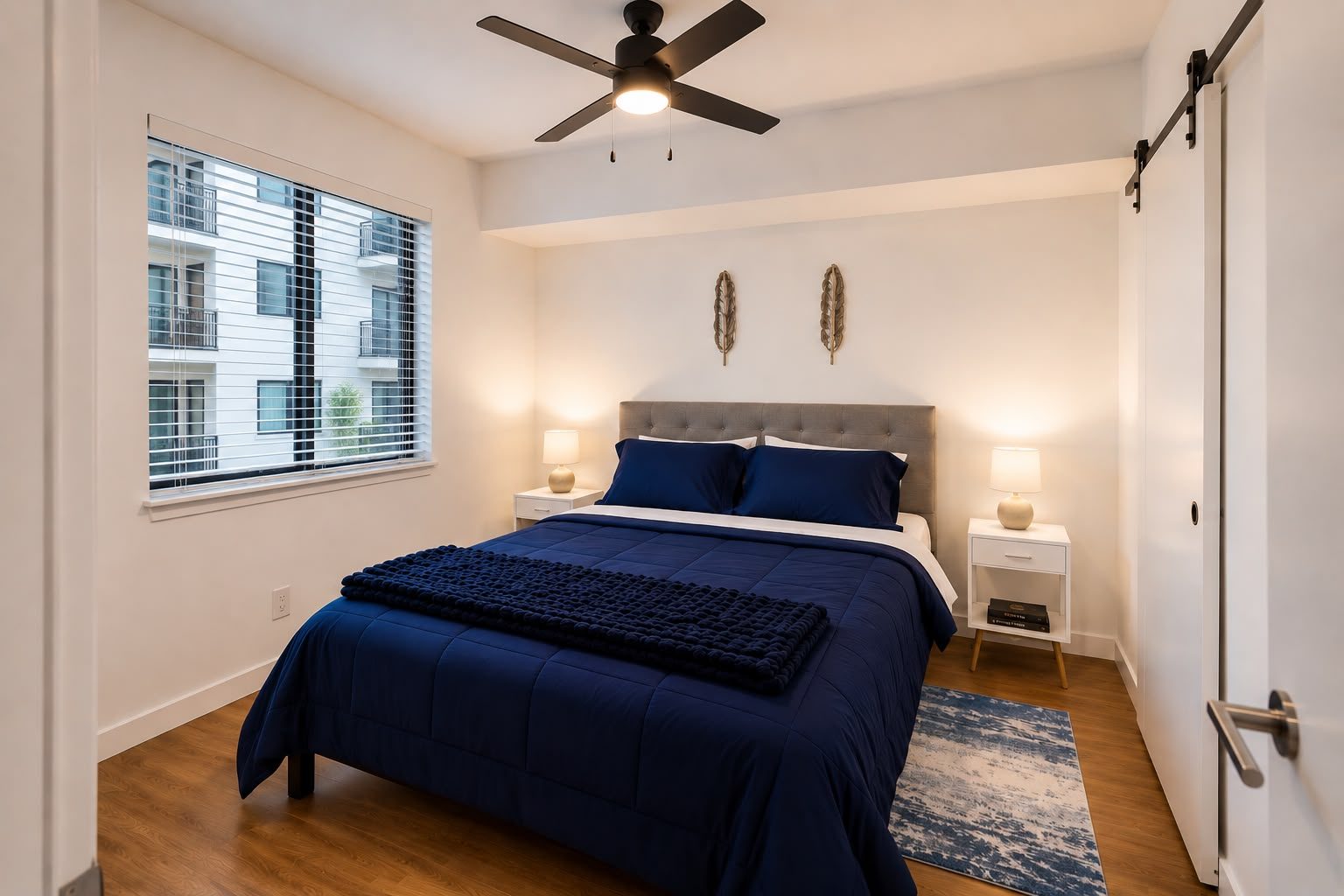 Dormitorio con cama queen