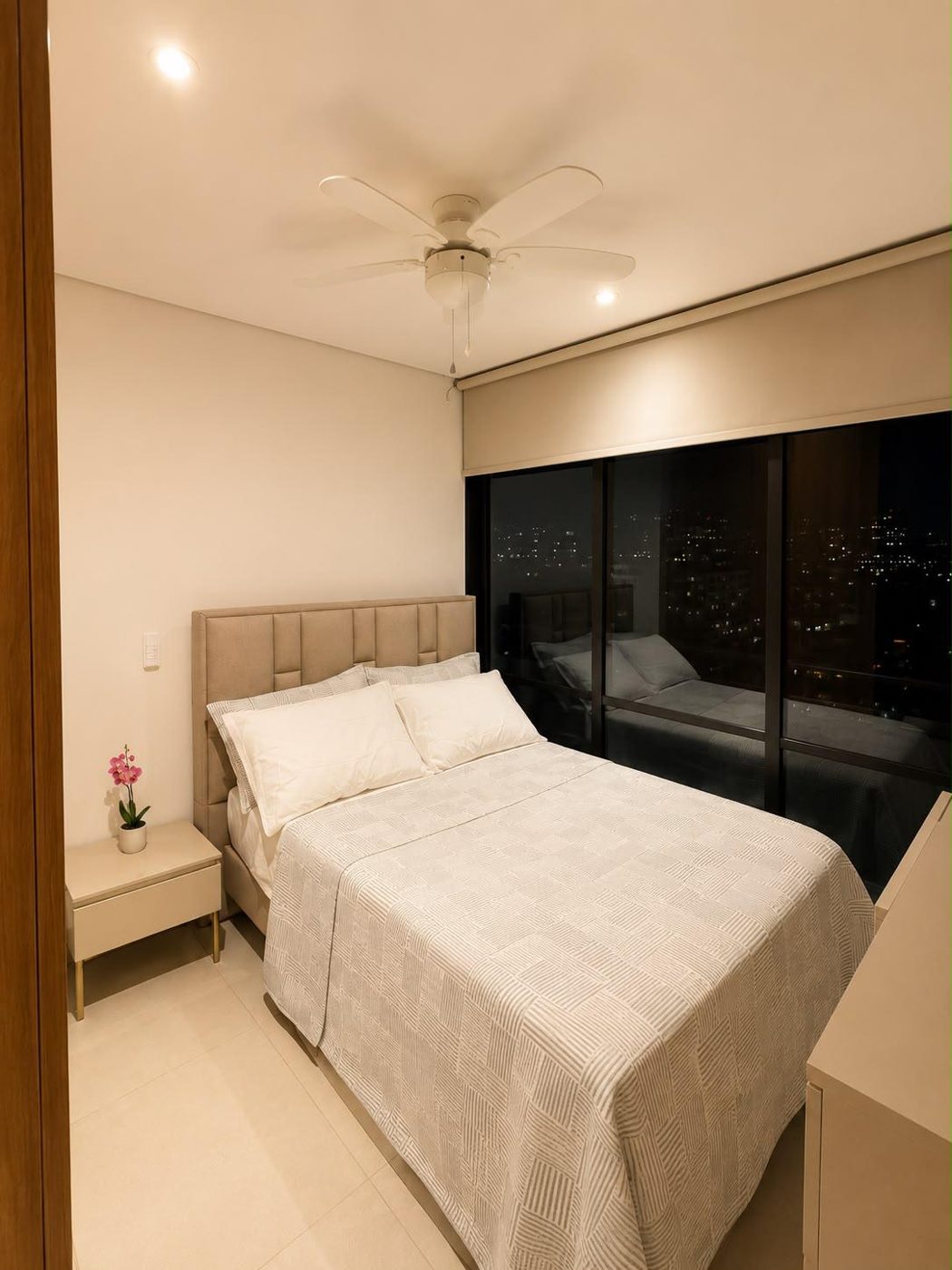 Dormitorio con cama doble y ventanal