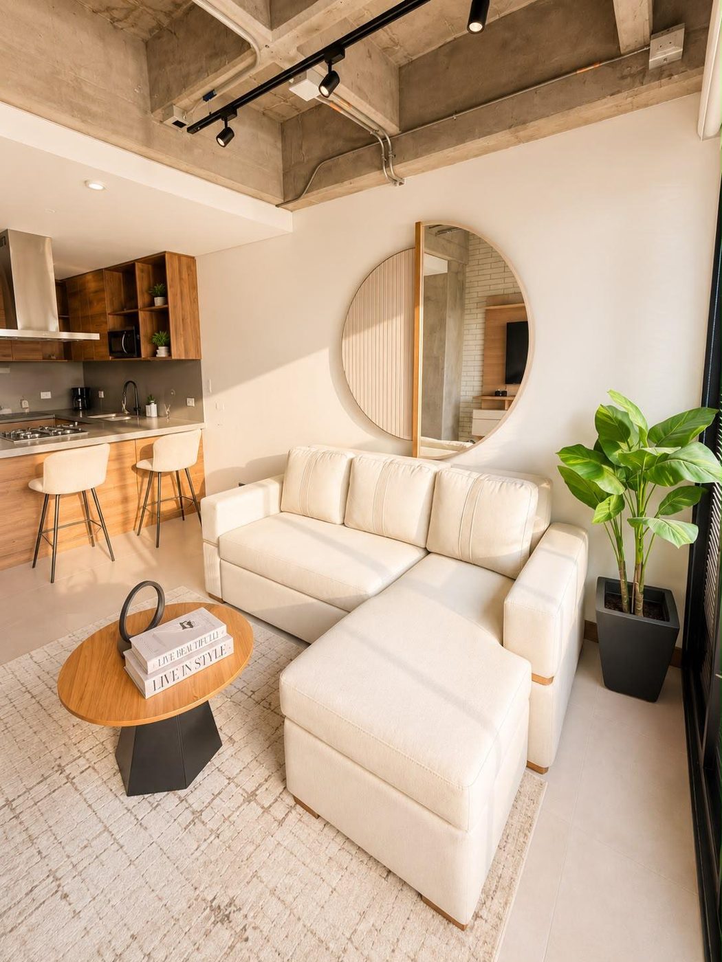 Sala con sofá esquinero y techo de concreto