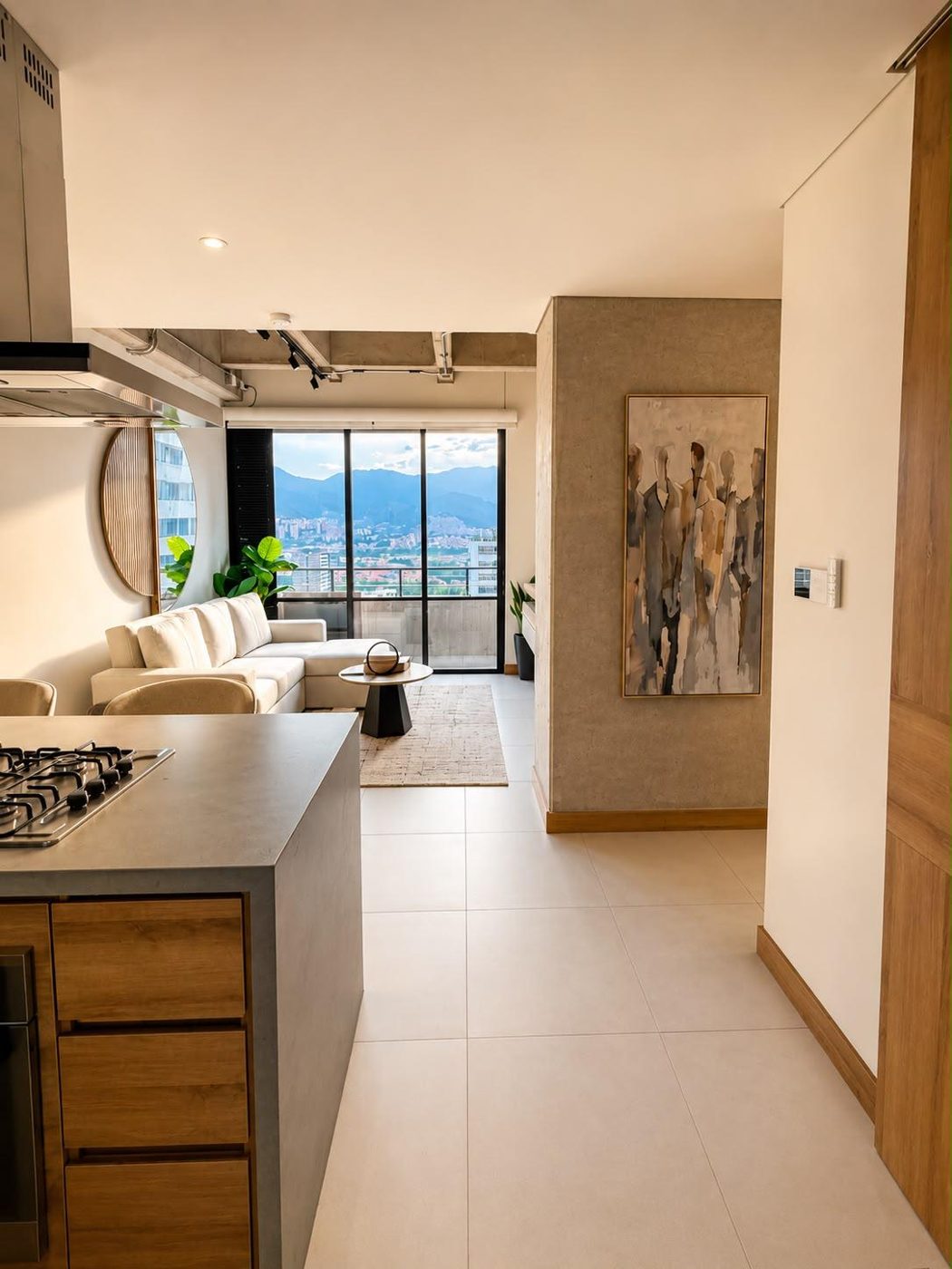 Cocina abierta y sala con vista a las montañas